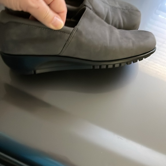 Grey suede Aerosoles size 8 - Picture 3 of 4